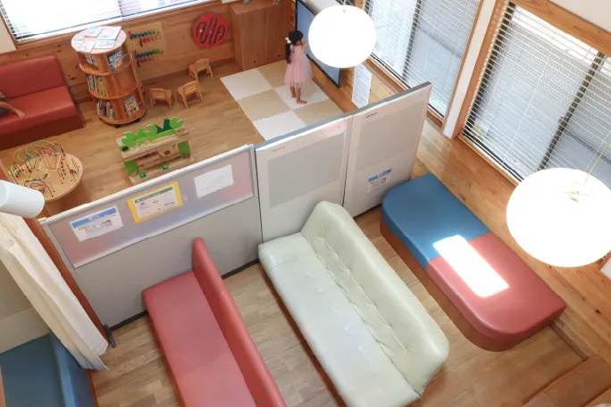 開放感のあるゆったりとした待合室